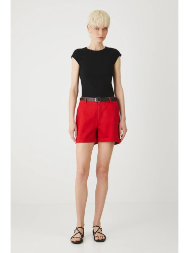 Къс панталон Medicine в червено с изчистен дизайн със стандартна талия