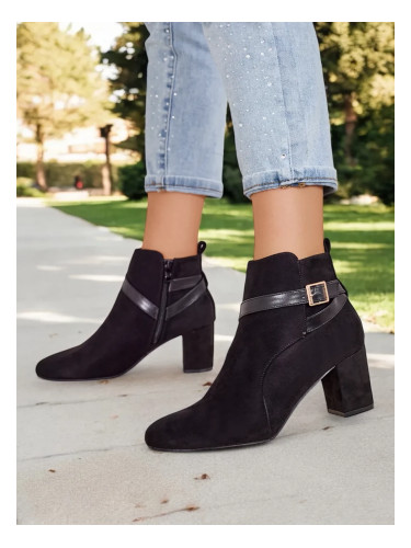 Resti Women's boots on a post Eloron