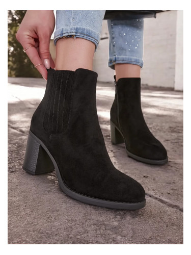 Resti women's boots on a post Tomino