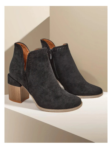 Resti Women's ankle boots on a post Vettot