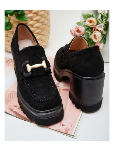 Resti Women's moccasins on a post Tivili