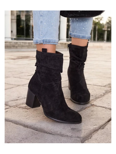 Resti Women's boots on a post Omiese