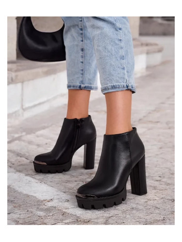 Resti Women's boots on a post Oveneb