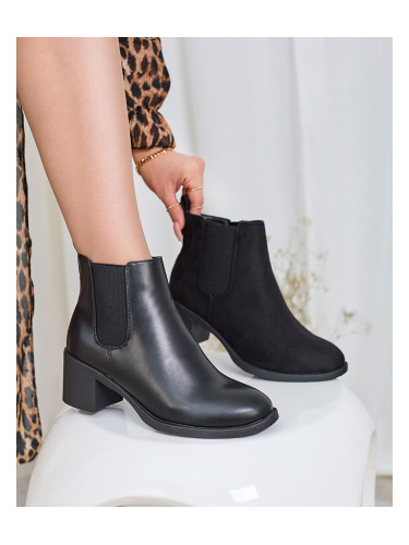 Resti Black women's boots on a post Nanhelyna