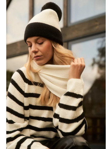 Marisse Black And White Pompom Hat