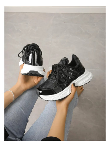 Resti Women's sporty sneakers on a thicker sole Loness