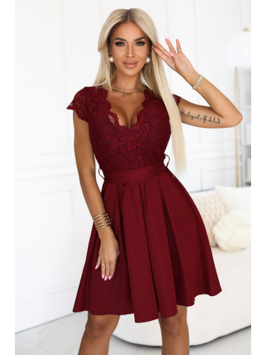 242-5 ANNA Koronkowa sukienka z dekoltem i rozkloszowaną spódnicą - bordowa