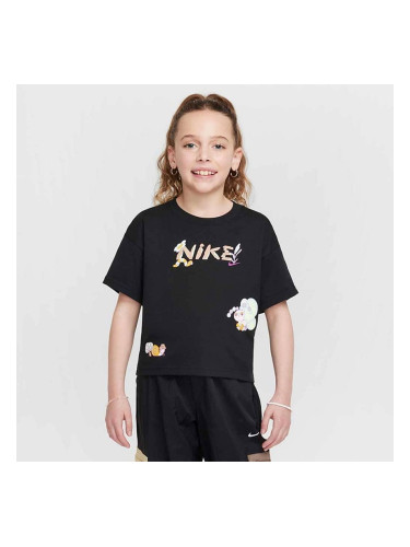 ДЕТСКА ТЕНИСКА ЗА МОМИЧЕ NIKE HQ2334-010 NSW TEE SEASONAL STORY ЧЕРНА