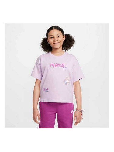 ДЕТСКА ТЕНИСКА ЗА МОМИЧЕ NIKE HQ2334-537 NSW TEE SEASONAL STORY БЛЕДОЛИЛАВА