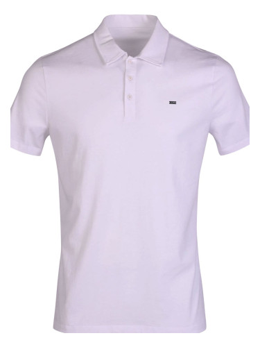 Тениска в бяло с яка