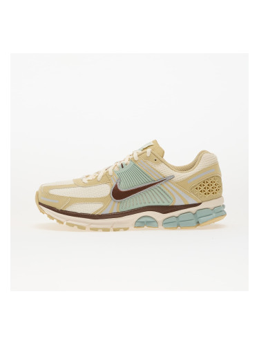 Сникърси Nike Zoom Vomero 5 Se Team Gold/ Fauna Brown-Pale Ivory-Seafoam-Mtlc Platinum-Mtlc Platinum EUR 42.5