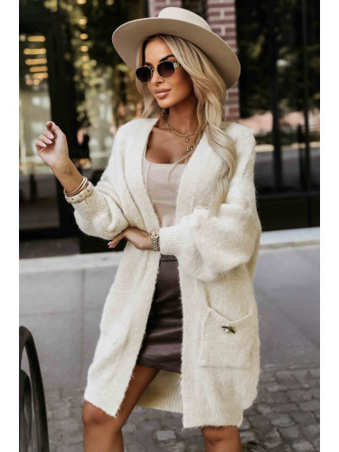628-1 Fashionable oversized cardigan with a decorative brooch and practical pockets - beige