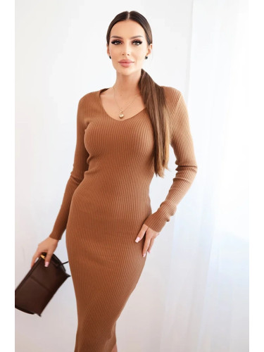 Kesi Włoski Women's ribbed dress with a V-neck and long sleeves camel