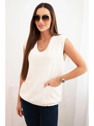 Kesi Włoski Women's sleeveless viscose sweater with pockets and a V-neck ecru