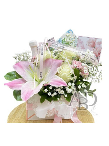 Букет мерси в кутия с бутилка вино