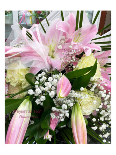 Елегантен букет с 2 лилиума и 7 рози в луксозна опаковка