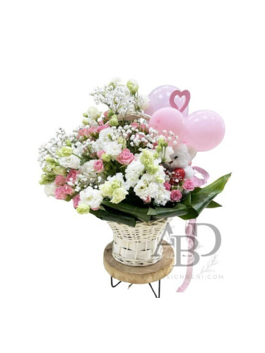 Розова кошница с еустома, рози, мече и балони