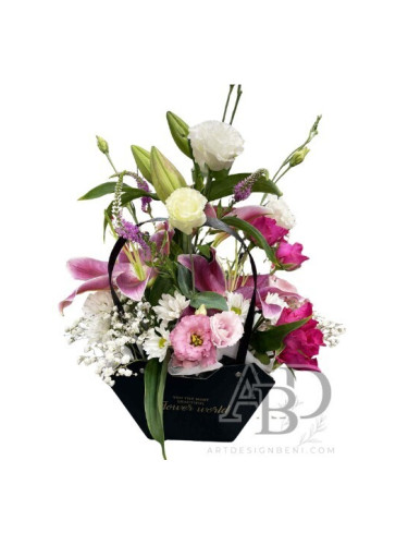 Романтична чанта с рози, лилиум и сезонни цветя