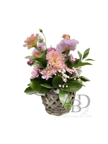 Ратанова кошничка с цветя според сезона