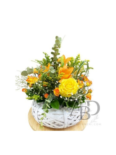 Ратанова кошница в жълто със сезонни цветя