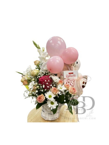 Кошница с рози, хризантема, мече и бонбони Рафаело – романтичен подарък с доставка