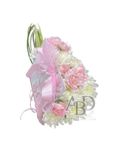 Кутия книга със свежи цветя