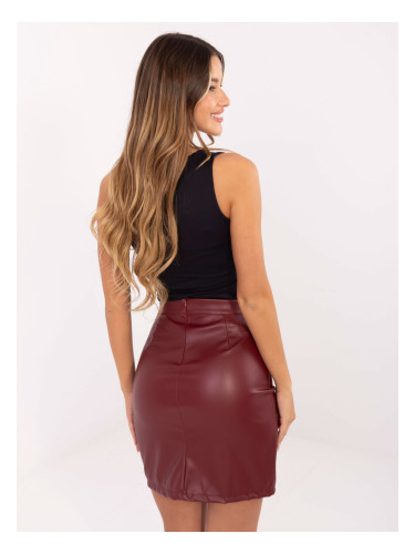 Кожена пола с дантелени детайли