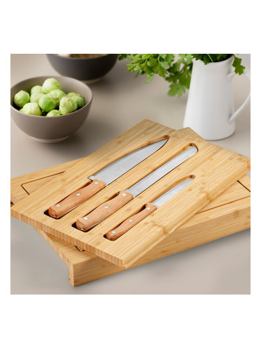 Бамбукова дъска с кухненски ножове и скрито чекмедже