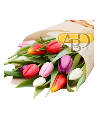 Букет лалета с гипсофила и зеленина