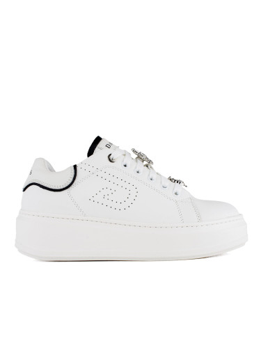 Дамски кожени сникърси в бяло и черно с брошки на връзките w244