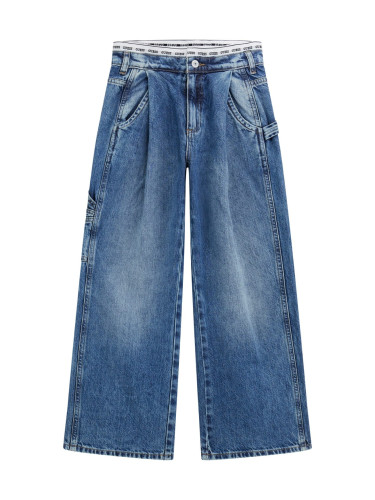 Детски дънки в светъл деним и надпис Guess