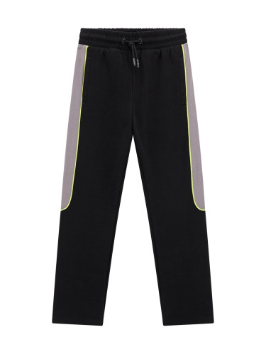 Детски спортен панталон в черен цвят с надпис Guess