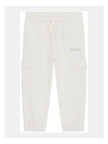Бебешки карго панталон в бял цвят с бродиран надпис Guess