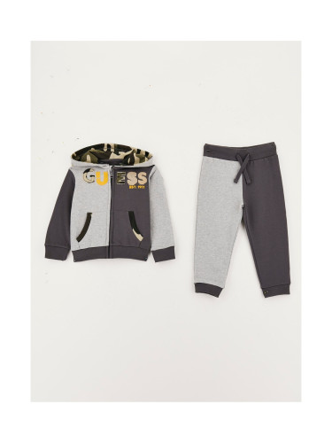 Детски спортен екип от две части в двуцветен десен Guess