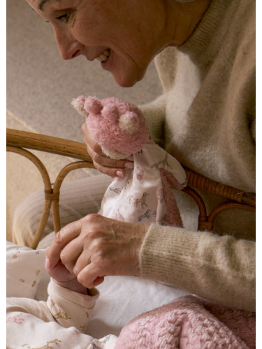 Играчка за гушкане в розов цвят жираф Mayoral