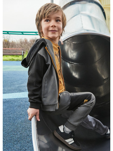 Детски спортен екип от три части в графитен цвят Mayoral