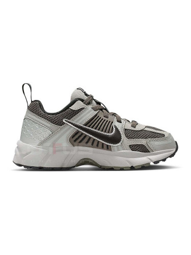 ДЕТСКИ МАРАТОНКИ ЗА МОМЧЕ NIKE HF6999-010 VOMERO 5 BP СИВИ