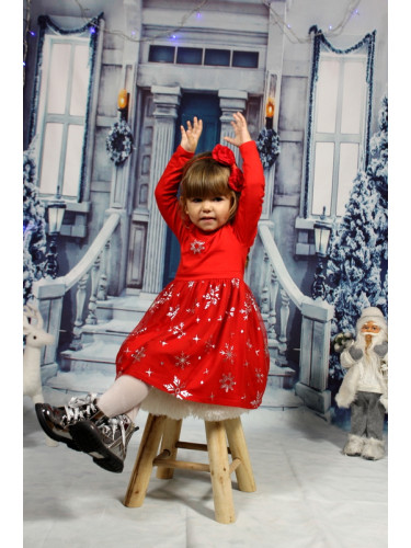 Коледна детска рокля в червено с тюл със сребристи снежинки