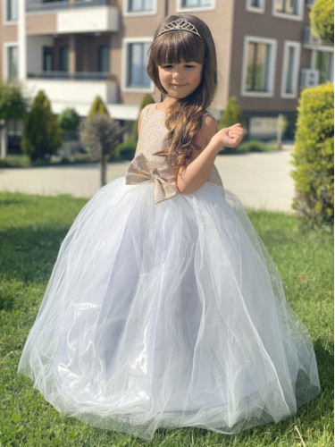 Официална дълга детска рокля в екрю и златисто с обръч