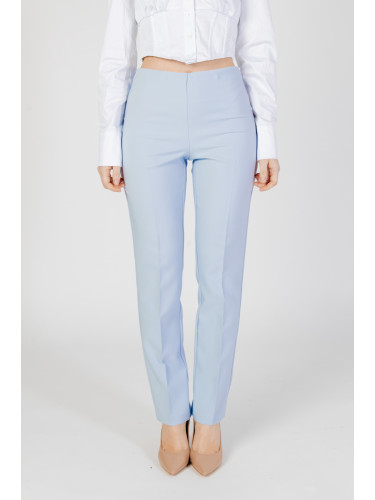 Светлосини панталони на Сандро Фероне