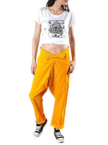 Секси жена с жълти панталони