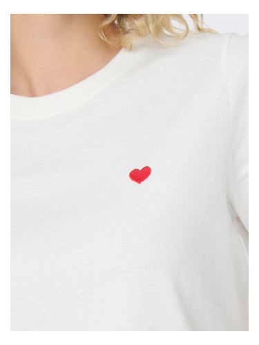 Бяла тениска с червено сърце