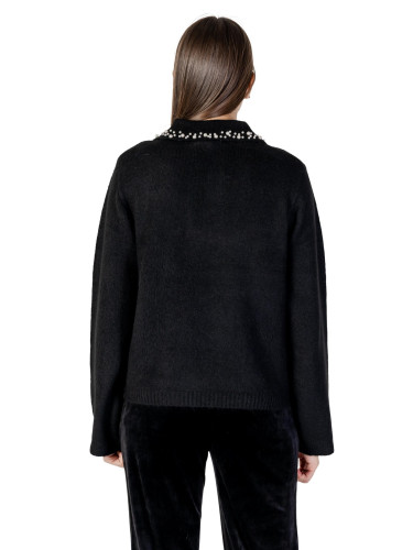 Черен пуловер с декоративна яка