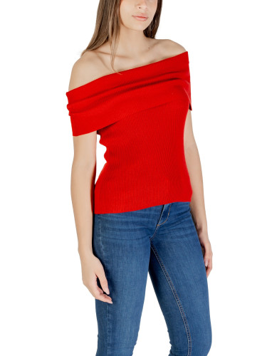 Червен топ с яка лодка