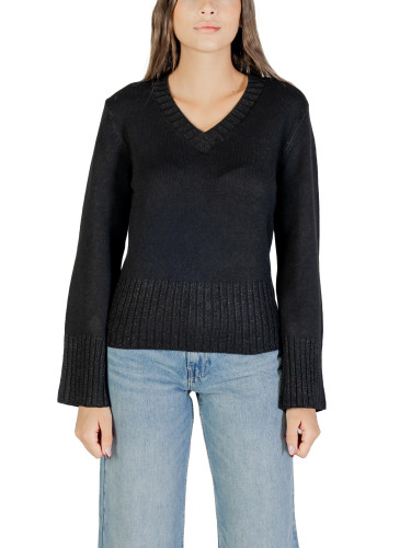 Черен пуловер с V-образно деколте