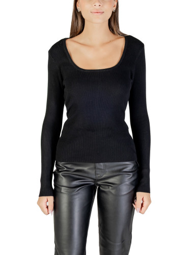 Черен пуловер с дантела на гърба