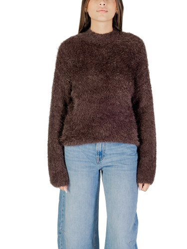 Само кафяв пуловер с дълги ръкави