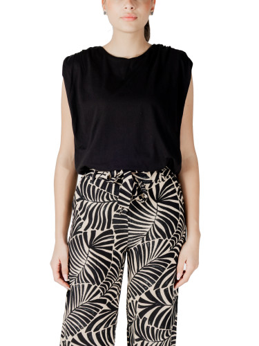 Черен топ без ръкави на Жаклин де Йонг