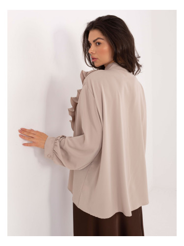 Бежова блуза с волани