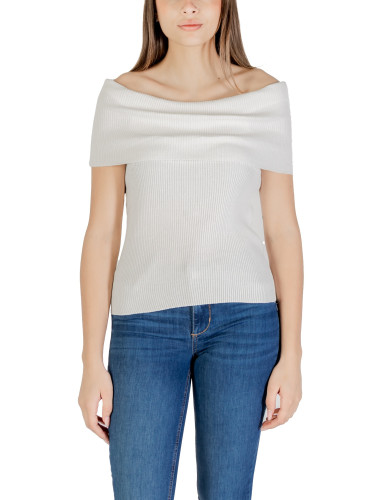 Бяла дамска блуза с деколте тип лодка